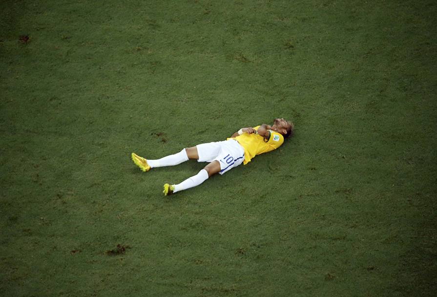 Neymar a terra dolorante. Reuters